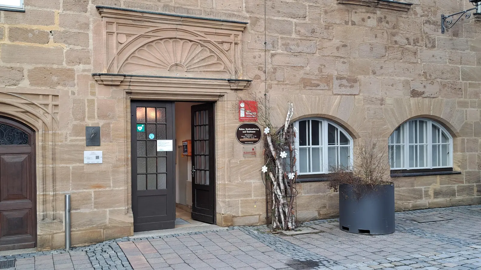 Im Zuge der Theater-Sanierung wegen Brandschutzmängeln soll die Tourist-Info vom Stadthaus an den Schlossplatz ziehen. Dies hat der Stadtrat im vergangenen Jahr mehrheitlich beschlossen. (Foto: Florian Schwab)