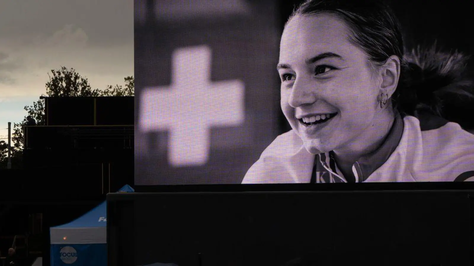 Ein Foto von Muriel Furrer auf der Leinwand im Zielbereich der WM. (Foto: Peter Dejong/AP/dpa)