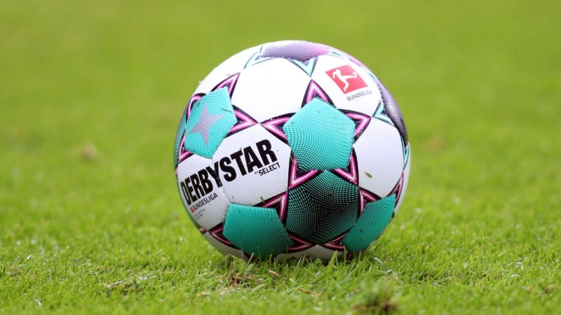 In der Fußball-Bezirksliga Süd rollt der Ball schon am Freitagabend. (Symbolbild: Andreas Gora/dpa)