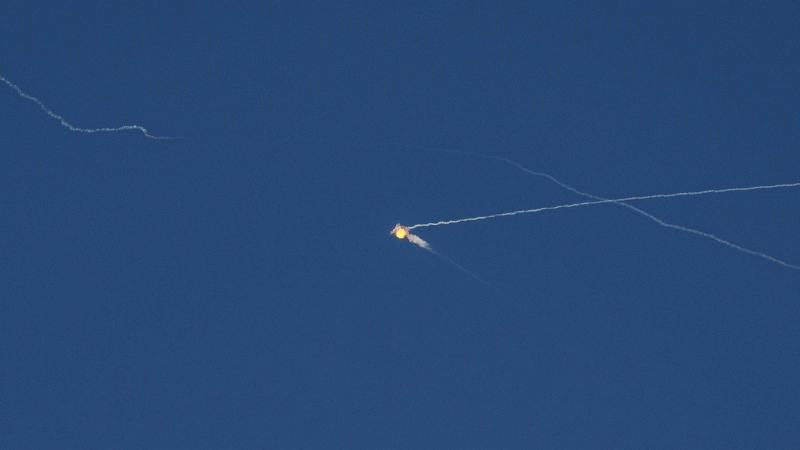 Bei einem erneuten Raketenangriff Russlands auf die Ukraine sterben wieder mehrere Menschen. (Archivbild) (Foto: Evgeniy Maloletka/AP/dpa)