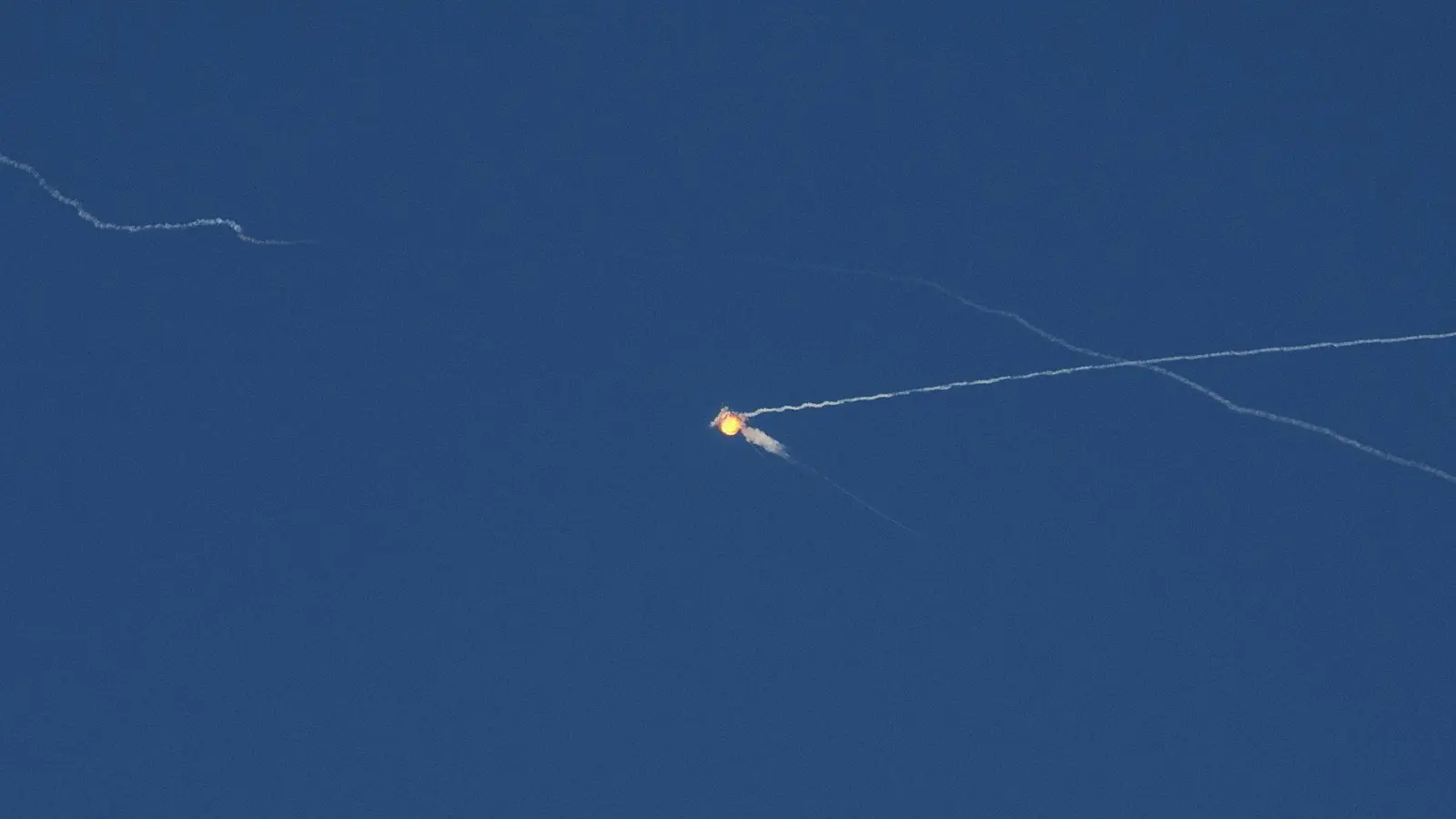 Bei einem erneuten Raketenangriff Russlands auf die Ukraine sterben wieder mehrere Menschen. (Archivbild) (Foto: Evgeniy Maloletka/AP/dpa)