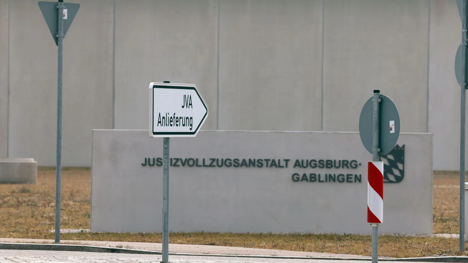 Der Eingangsbereich der Justizvollzugsanstalt (JVA) in Gablingen bei Augsburg. Die bundesweite Anti-Folter-Kommission hat nun einen neuen, umfassenden Bericht über das umstrittene Gefängnis vorgelegt. (Archivbild) (Foto: Karl-Josef Hildenbrand/dpa)