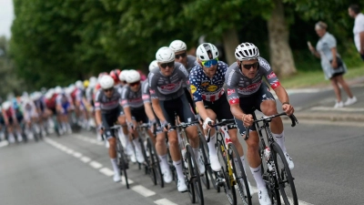 Die Fahrer beim Auftakt der 112. Tour de France (Foto: Mosa'ab Elshamy/AP/dpa)