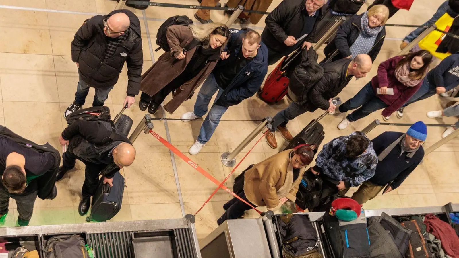 Am Flughafen BER starteten und landeten seit Donnerstagabend keine Maschinen. (Foto: Carsten Koall/dpa)