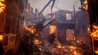 Feuer-Inferno in Pacific Palisades: Wohnhaus in Flammen (Foto: Ethan Swope/FR171736 AP/dpa)