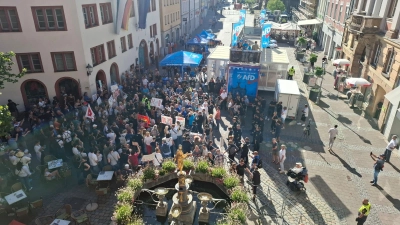 Auf dem Martin-Luther-Platz sind AfD-Vertreter (hinten) und Gegner (vorne) nur durch eine Absperrung getrennt. Es bleibt bei hitzigen Wortwechseln, die Polizei hat die Lage im Griff..  (Foto: Alexander Biernoth)