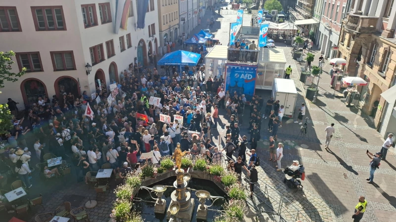Auf dem Martin-Luther-Platz treffen AfD-Vertreter (hinten) und Gegner (vorne vor der Absperrung) aufeinander.  (Foto: Alexander Biernoth)
