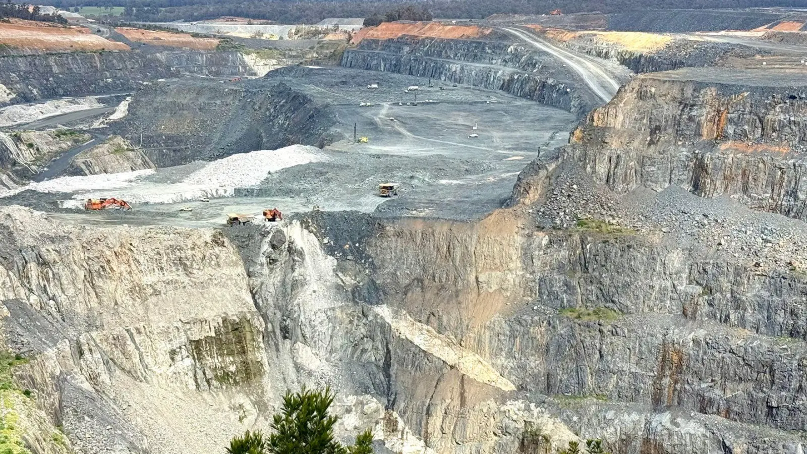 Der Blick  auf die riesige Greenbushes-Mine ist atemberaubend. (Foto: Carola Frentzen/dpa)