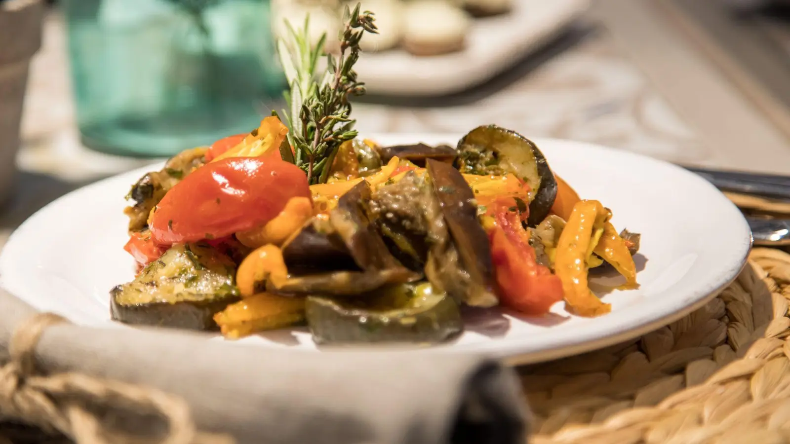 Gewürze, Kräuter und Olivenöl gehören zum Antipasti-Gemüse dazu. Aber zu viel kann das Aroma beeinträchtigen. (Foto: Christin Klose/dpa-tmn)