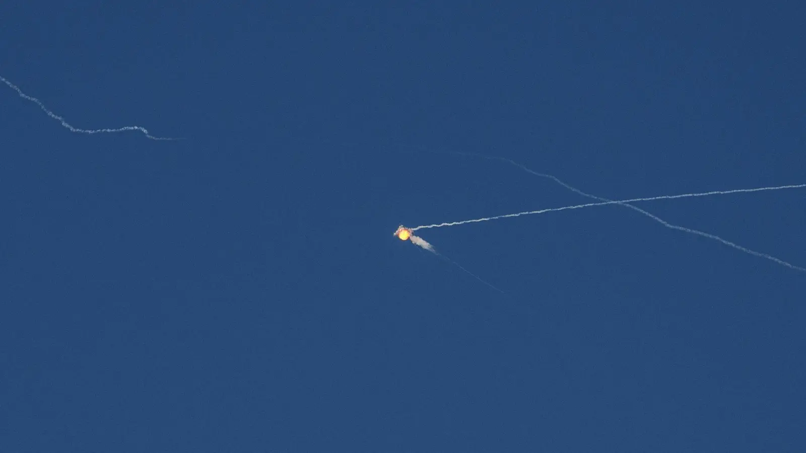 Erneut greift Russland die Ukraine mit Raketen an (Foto: Evgeniy Maloletka/AP/dpa)
