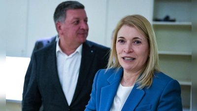 Bahnchefin Evelyn Palla und Verkehrsminister Christian Bernreiter im Landtag.  (Foto: Malin Wunderlich/dpa)