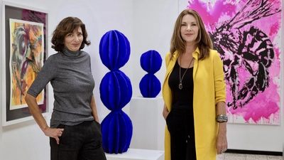 In ihrer Ausstellung: Barbi Kahnt (links) und Eva Mähl, zwischen ihnen Skulpturen von Ralf Klement. (Foto: Thomas Wirth)