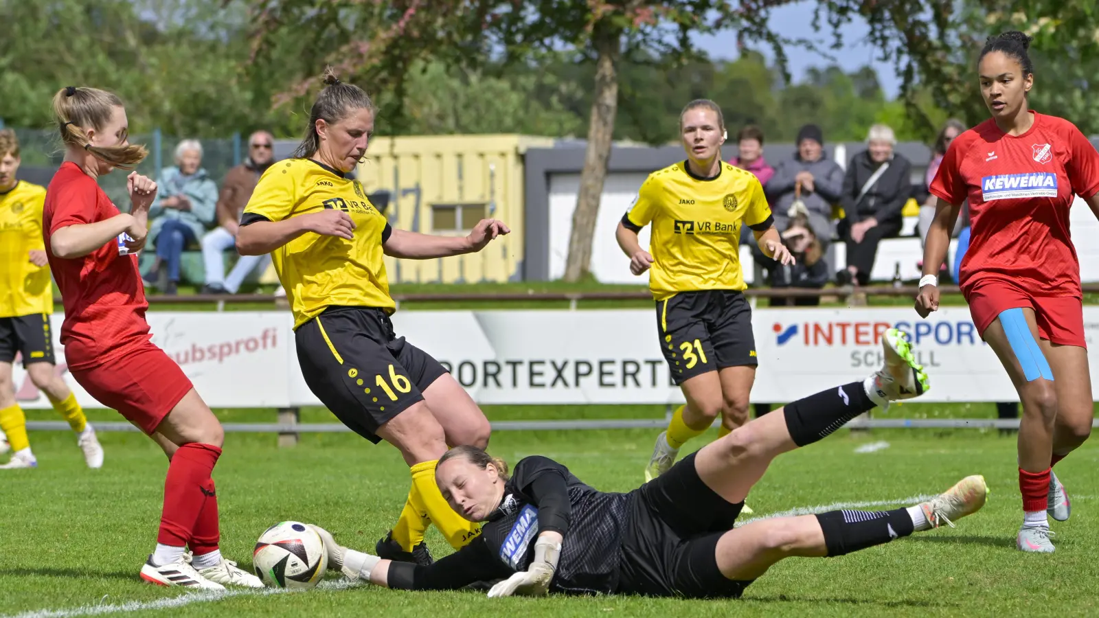 Torhüterin Lena Gärtner vom SC Sand war nicht zu bezwingen. Meike Bohn vom SV Weinberg war in dieser Szene aber nah dran. (Foto: Martin Rügner)
