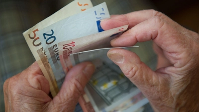 Den Älteren in Deutschland soll das Geld nicht ausgehen - doch wer zahlt dafür? (Archivbild) (Foto: Marijan Murat/dpa/dpa-tmn)