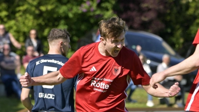 „Jaaaaa!“ Vitus Reichert (links) jubelt über sein 1:1 des SC Aufkirchen gegen den SC Oberweikertshofen. Das war auch der Endstand. (Foto: Martin Rügner)