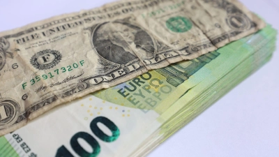 Der Dollar ist globale Reservewährung. Doch US-Präsident Donald Trumps Wirtschafts- und Finanzpolitik verunsichert die Kapitalmärkte. In den vergangenen Monaten hat die US-Währung im Vergleich zum Euro kräftig an Wert verloren. (Symbolbild) (Foto: Karl-Josef Hildenbrand/dpa)