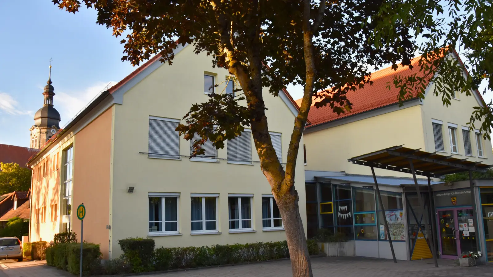 Die Grundschule Aurach ist jetzt nach der energetischen Sanierung für eine klimafreundliche Zukunft gesichert. (Foto: Werner Wenk)