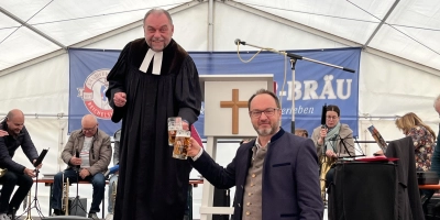 Dombühls Bürgermeister Jürgen Geier und Pfarrer Klaus Lindner stoßen gemeinsam auf die Kirchweih an. (Foto: Gemeinde Dombühl)