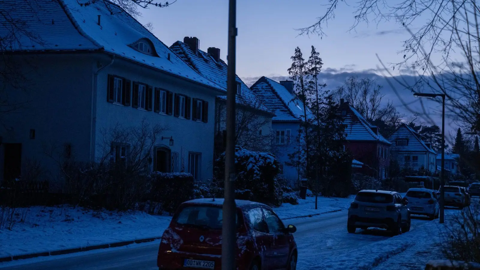 Viele Haushalte im Südwesten Berlins sind die dritte Nacht in Folge ohne Strom.  (Foto: Christophe Gateau/dpa)