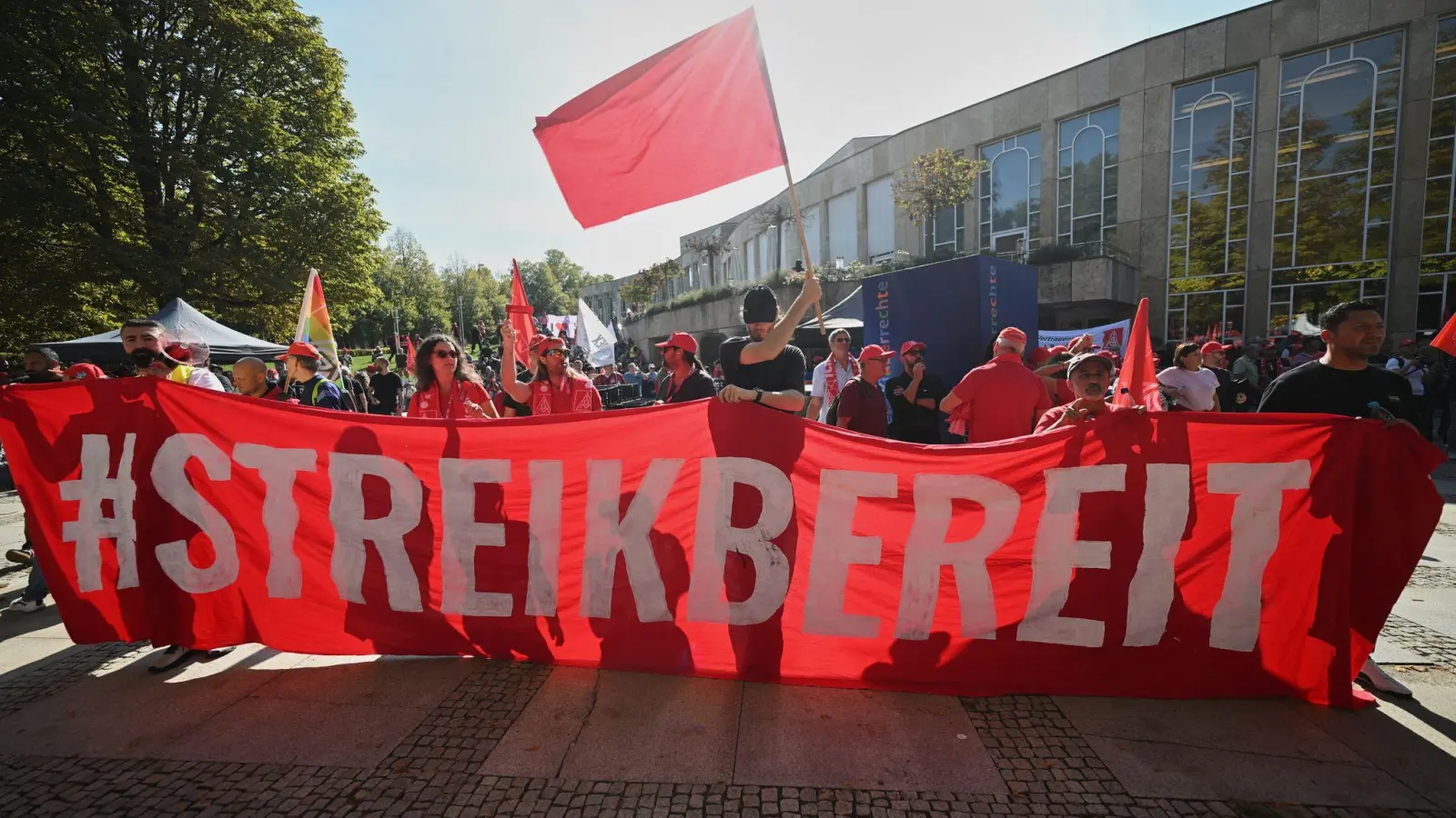 Metaller wollen fünf Prozent mehr Geld (Foto aktuell).  (Foto: Marijan Murat/dpa)