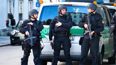 Bewaffnete Polizisten stehen in der Münchner Innenstadt. (Foto: Matthias Schrader/AP)