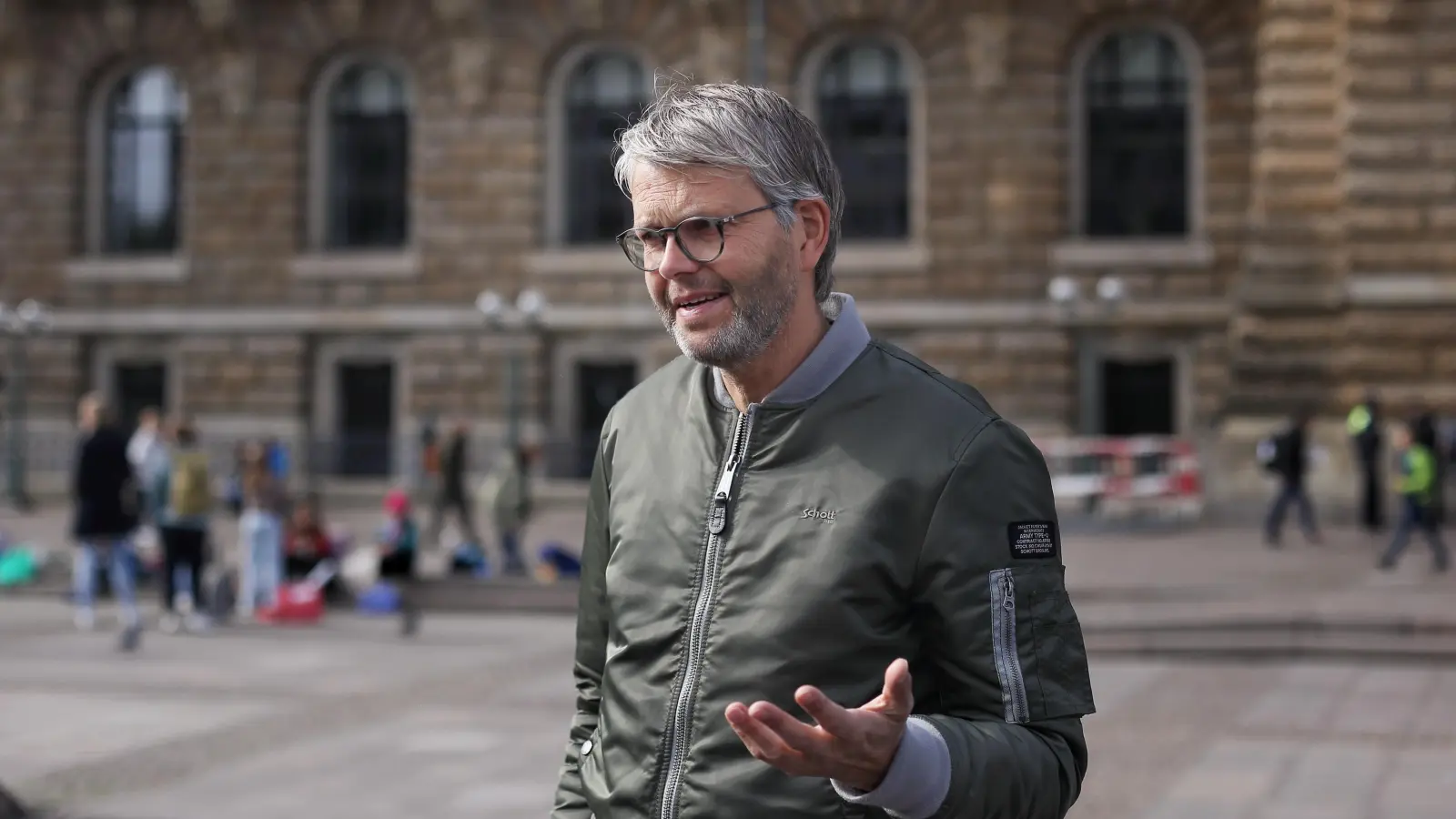 Ein Reiseleiter mit Entertainer-Qualitäten: der „Hamburger Stadtzeiger” Ronald Lührs vor dem Hamburger Rathaus. (Foto: Thomas Wirth)