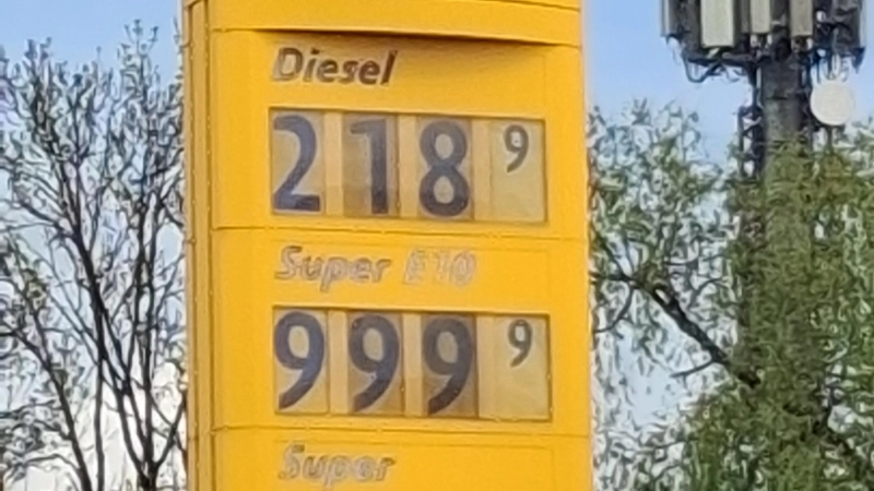 Ganz so verrückt, wie es auf dieser Aufnahme vom Dienstag an einer Tankstelle in Ansbach erscheint, spielen Benzinpreise in der Region nicht. Aber es gibt auffällige Unterschiede.  (Foto: Fritz Arnold)