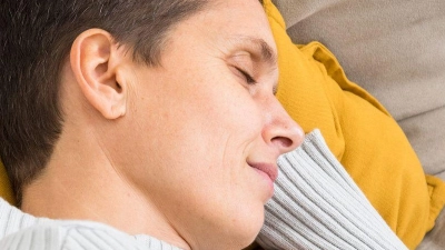 Kurzer Schlaf, große Wirkung: Ein Powernap kann das Wohlbefinden steigern und die geistige Leistungsfähigkeit verbessern. (Foto: Christin Klose/dpa-tmn)
