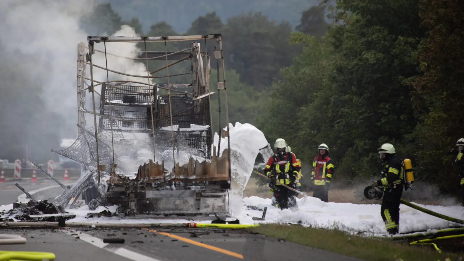Der Lastwagen brannte auf der A6 bei Herrieden vollständig aus. (Foto: NEWS5/Markus Zahn)