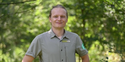 Ranger Benjamin Krauthahn vom Naturpark Frankenhöhe moderiert die enge Zusammenarbeit für den Hutewald mit der Gemeinde Oberdachstetten, verschiedenen Behörden und Bürgern. (Foto: Manfred Blendinger)