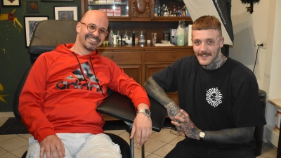 Peter Mollwitz (rechts) ist Inhaber eines Tattoo-Studios in Burgbernheim. Zu seinen Kunden zählt auch der Neustädter Pfarradministrator Daniel Bittel, der im September den nächsten Termin bei ihm hat. (Foto: Ute Niephaus)
