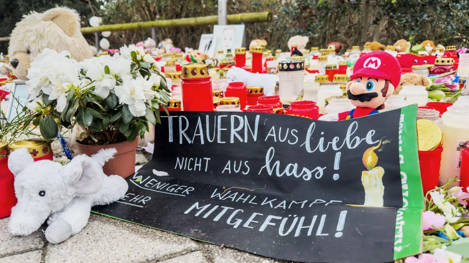 Nach dem Messerangriff von Aschaffenburg geht es einem verletzten Kleinkind nach Angaben seines Vaters wieder recht gut. (Archivbild) (Foto: Andreas Arnold/dpa)
