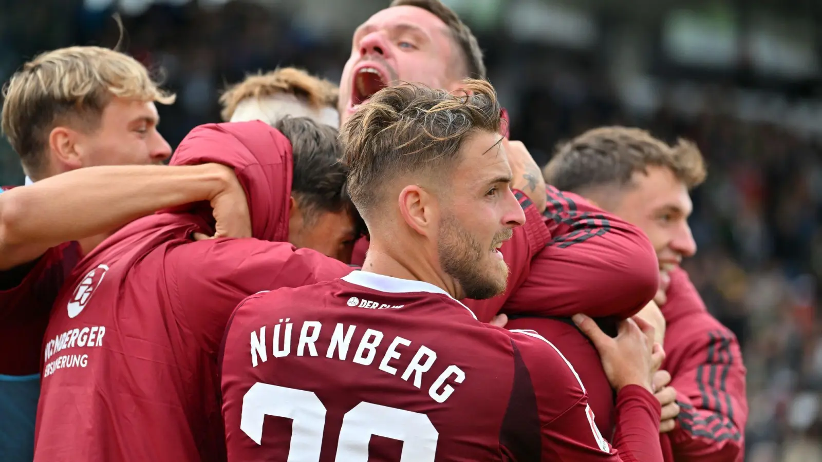 Der 1. FC Nürnberg darf über eine Last-Minute-Auswärtssieg jubeln. (Foto: Jan-Philipp Strobel/dpa)