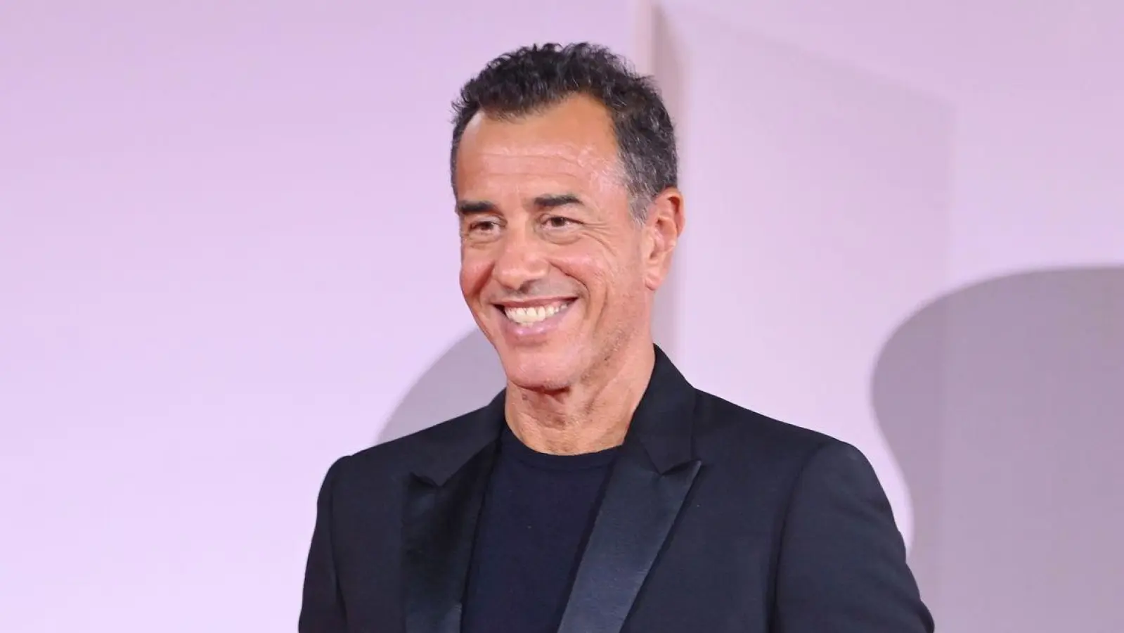 Matteo Garrone ist bei den Filmfestspielen in Venedig mit dem Silbernen Löwen für die beste Regie ausgezeichnet worden. (Foto: Gian Mattia D'Alberto/LaPresse/AP/dpa)