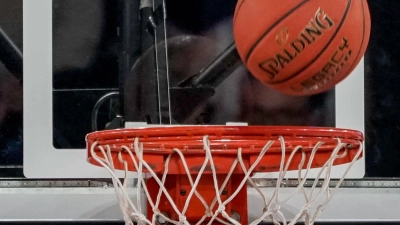 Die Neustädter Basketballer verloren bei den Haching Baskets mit 74:86. (Foto: Axel Heimken/dpa/Symbolbild)