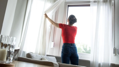 Fenster auf Kipp bei Abwesenheit? Am besten nur mit Fliegengitter – dann verirren sich auch keine Fledermäuse in der Wohnung. (Foto: Christin Klose/dpa-tmn)