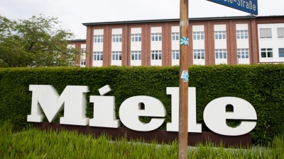 Firmengelände der Miele &amp; Cie. KG in Gütersloh. Wegen einer Nachfrageschwäche baut die Firma in Deutschland circa 1300 Arbeitsplätze ab. (Foto: Friso Gentsch/dpa)