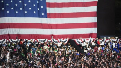 In der Hauptstadt Washington steigt eine Wahlparty für Harris - aber der Ausgang der Wahl ist noch ungewiss.  (Foto: Stephanie Scarbrough/AP/dpa)