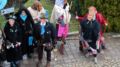Gespannte Blicke in Richtung Rathaus. Das närrische Volk will dort die Macht übernehmen. (Foto: Daniel Ganzer)