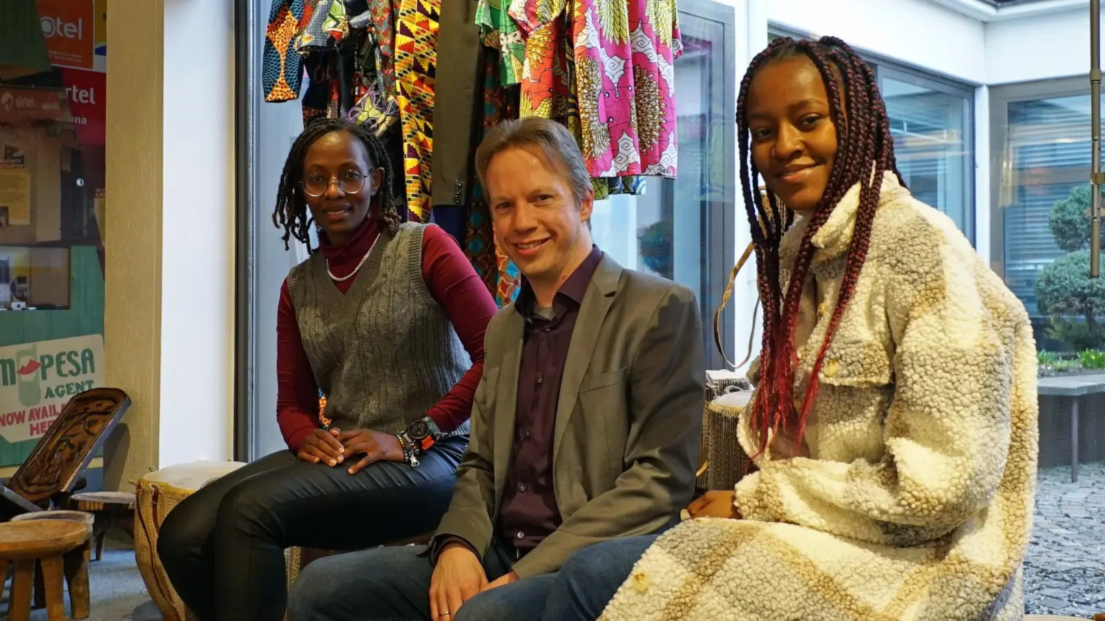 Bei Dorcas Parsalaw, Studienleiterin bei Mission EineWelt, und der Auszubildenden Grace Matandika (rechts) kann sich Kirchenmusiker Martin Binder über seine künftige Wirkungsstätte in Tansania informieren. (Foto: Elke Walter)