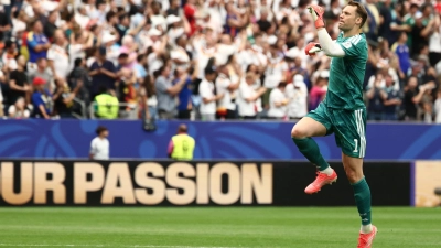 Manuel Neuer analysiert den klaren Startsieg der Fußball-Nationalmannschaft.  (Foto: Christian Charisius/dpa)