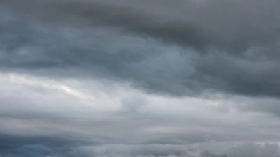 Viele Wolken und kühlere Temperaturen kündigt der DWD für die kommende Woche in Bayern an. (Symbolbild) (Foto: Silas Stein/dpa)