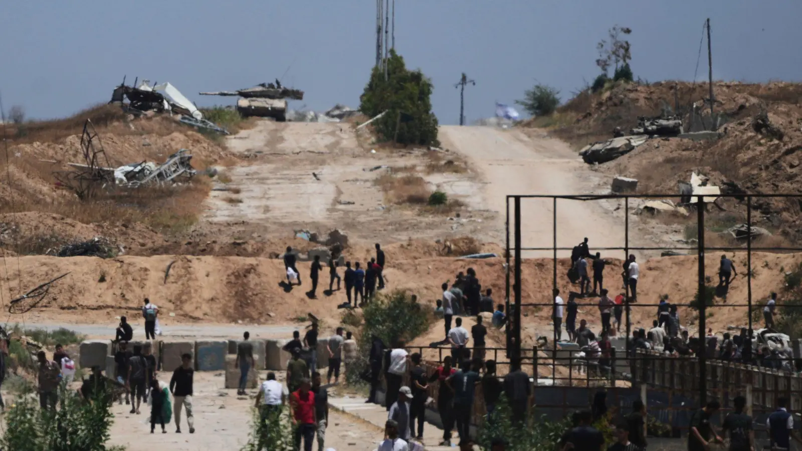 Ein Gebiet bei einem Verteilungszentrum im südlichen Gazastreifen (Foto: Abdel Kareem Hana/AP/dpa)