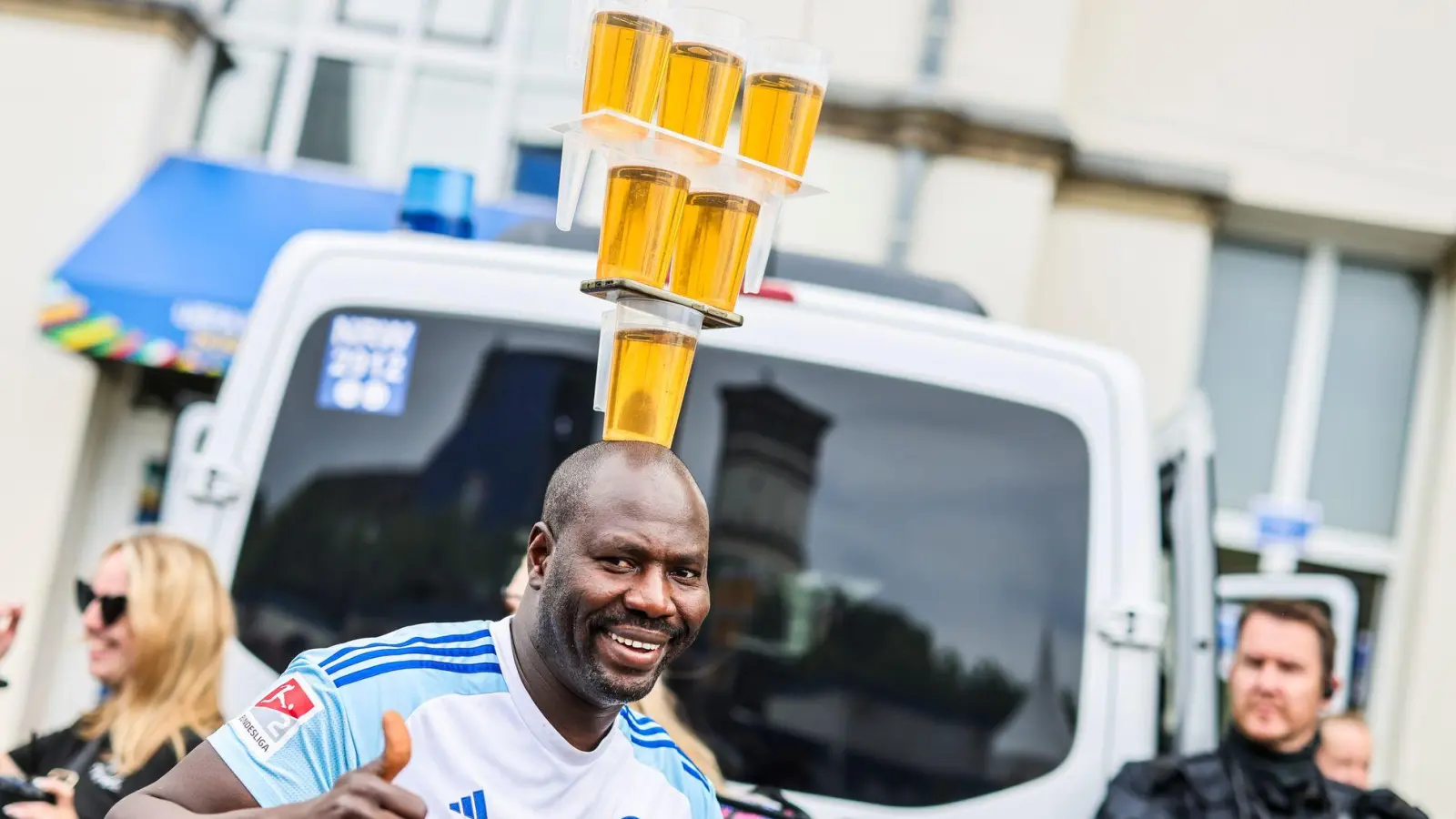 Der Bierpreis bleibt bei den Vereinen der 2. Liga weitgehend stabil (Foto: Christoph Reichwein/dpa)