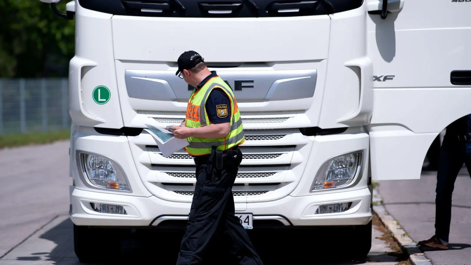Von 3.780 kontrollierten Fahrzeugen stießen Polizisten bei 1.533 teils auf gleich mehrere Verstöße. (Archivbild) (Foto: Sven Hoppe/dpa)