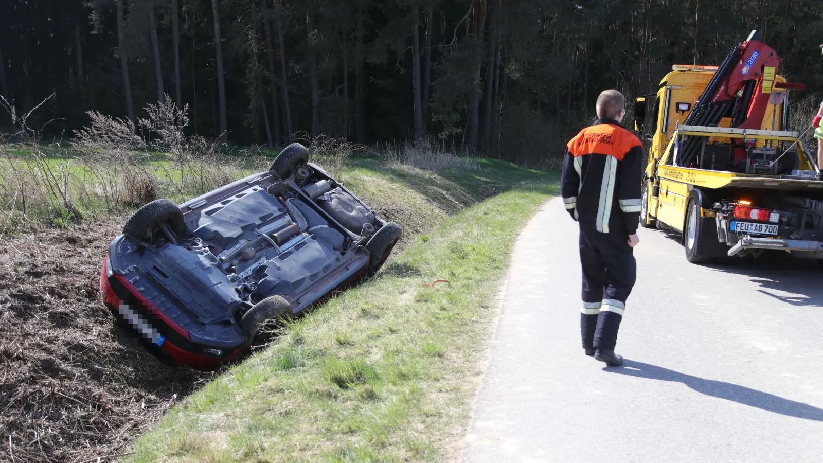Der Autofahrer kam bei Burk alleinbeteiligt in einer Linkskurve von der Fahrbahn ab und überschlug sich. (Foto: NEWS5/Markus Zahn)