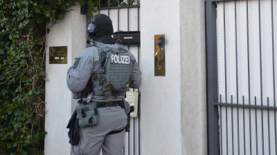 Im Dezember durchsuchten bewaffnete Spezialkräfte ein Wohnhaus in Neustadt. Ermittler durchleuchten die Geschäfte von Michael Gastauer. (Foto: Christa Frühwald)