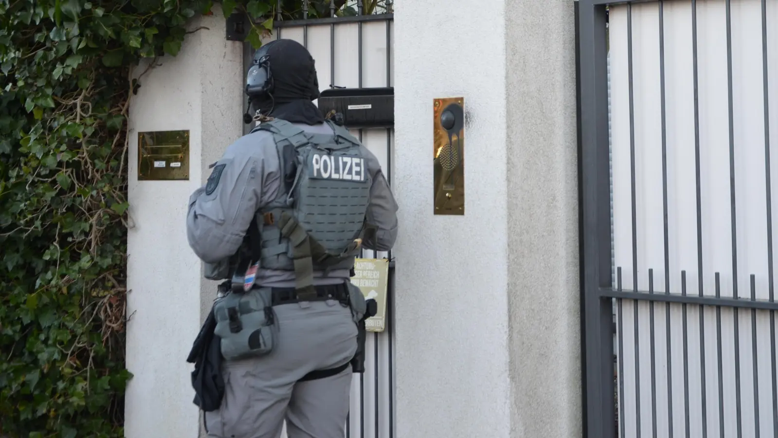 Im Dezember durchsuchten bewaffnete Spezialkräfte ein Wohnhaus in Neustadt. Ermittler durchleuchten die Geschäfte von Michael Gastauer. (Foto: Christa Frühwald)