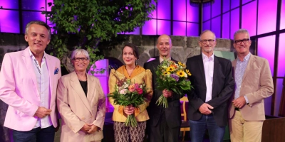 Bei der Verleihung des Kreuzgangpreises mit dabei waren (von links): Radio-8-Programmleiter Klaus Seeger, FLZ-Chefredakteurin Gudrun Bayer, Preisträgerin Edina Hojas, Geehrter Ulrich Westermann, Intendant Johannes Kaetzler und Feuchtwangens Bürgermeister Patrick Ruh. (Foto: Martina Kramer)