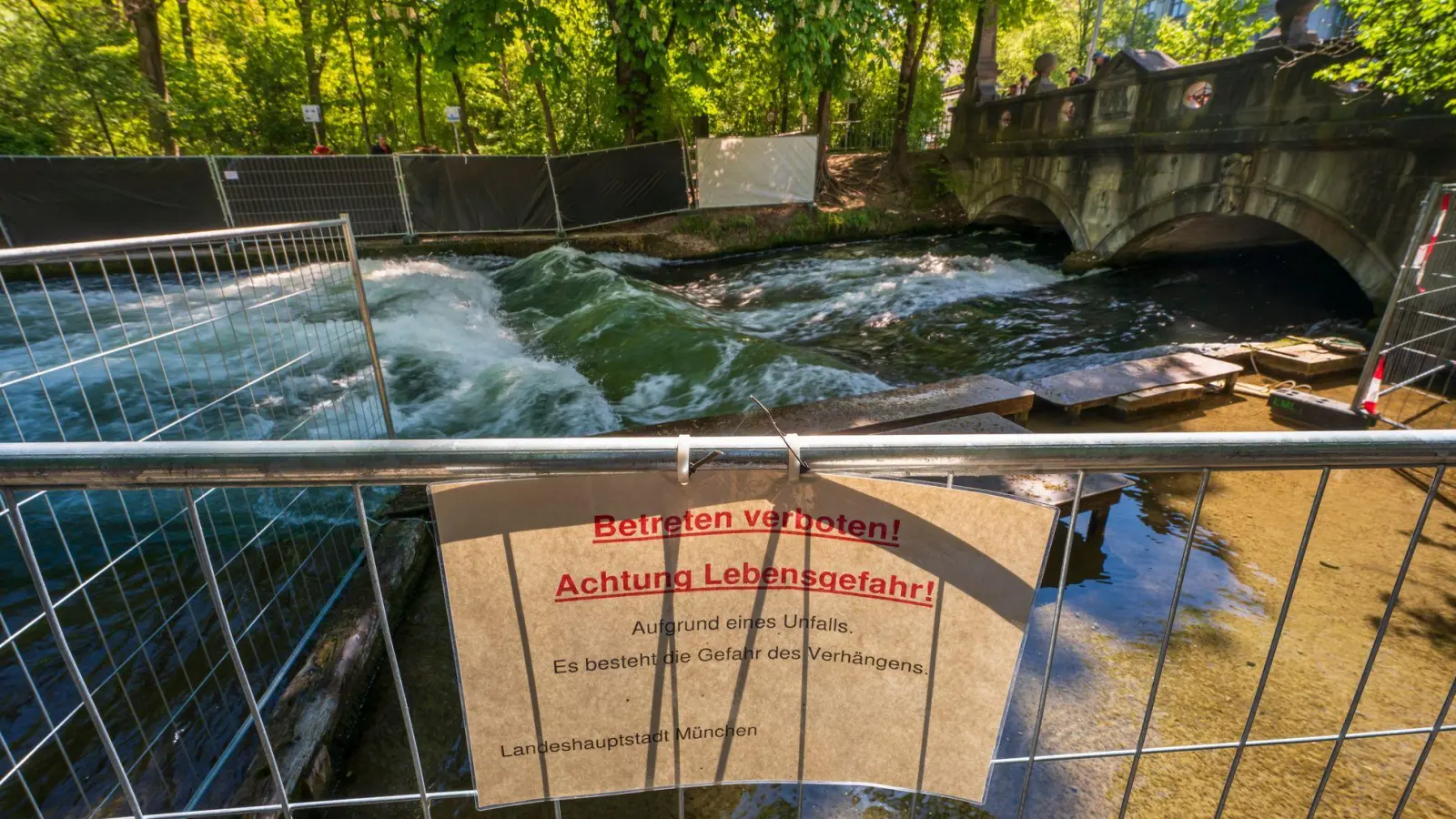 Nach einem tödlichen Surfunfall soll zur Ermittlung der Ursache das Wasser an der Eisbachwelle abgesenkt werden.  (Foto: Peter Kneffel/dpa)